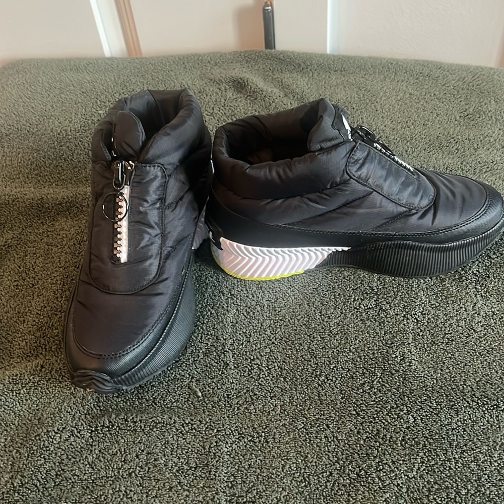 SOREL out and about puffy zips size 6 black new!